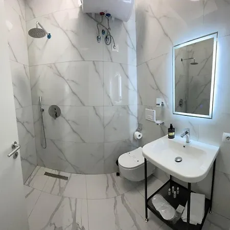 Jona Lovely 2 Bedroom 2 Bathroom Ap Free Parking * Tirana